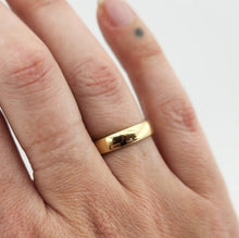 Load image into Gallery viewer, Classic Wedding Band - Half Round 4mm (Yellow Gold)