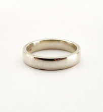 Load image into Gallery viewer, Classic Wedding Band - Half Round 4mm