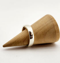 Load image into Gallery viewer, Classic Wedding Band - Half Round 4mm