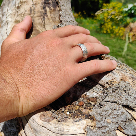 The silver feather ring is a comfortable hard wearing ring. This unisex design is a best seller.