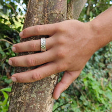 Load image into Gallery viewer, The silver feather ring is a comfortable hard wearing ring. This unisex design is a best seller.