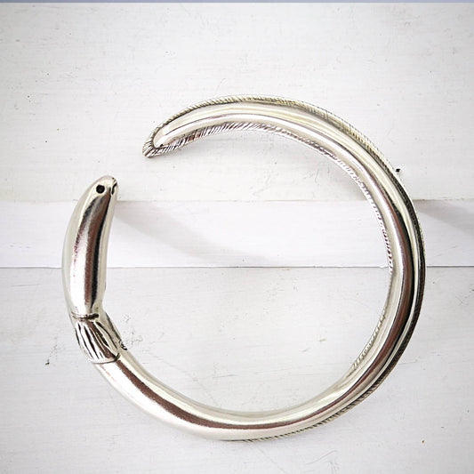 The tuna bracelet is handmade in NZ by The Wild Jewellery. Cast in solid sterling silver this bracelet represents the endangered long-finned eel that is native to Aotearoa NZ.