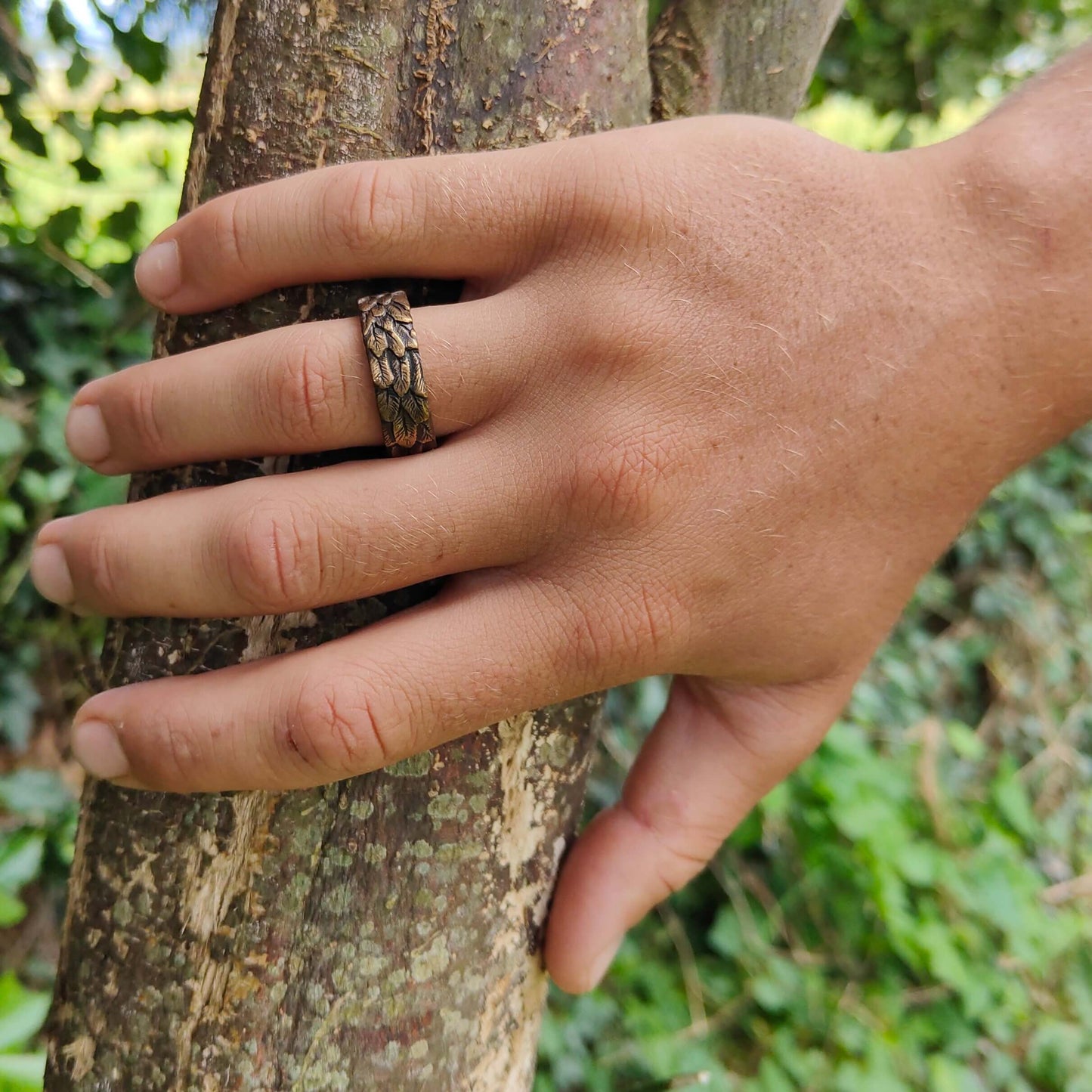 The bronze feather ring is a comfortable fit for men and women. Bronze is especially hard wearing. 