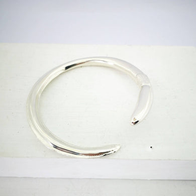 The tuna bracelet is handmade in NZ by The Wild Jewellery. Cast in solid sterling silver this bracelet represents the endangered long-finned eel that is native to Aotearoa NZ.