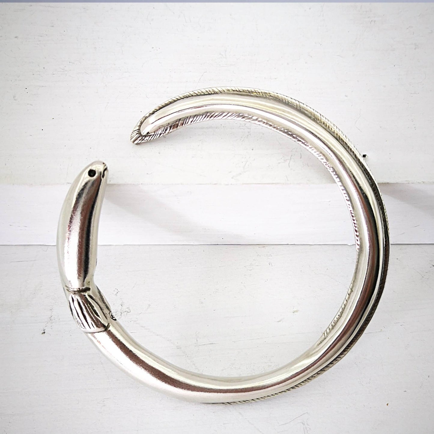 The tuna bracelet is handmade in NZ by The Wild Jewellery. Cast in solid sterling silver this bracelet represents the endangered long-finned eel that is native to Aotearoa NZ.